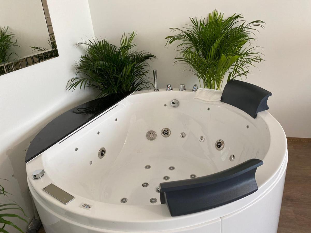 Die Oase - Luxurious Apartment Near The City Center With Free Parking Pressburg Exterior foto